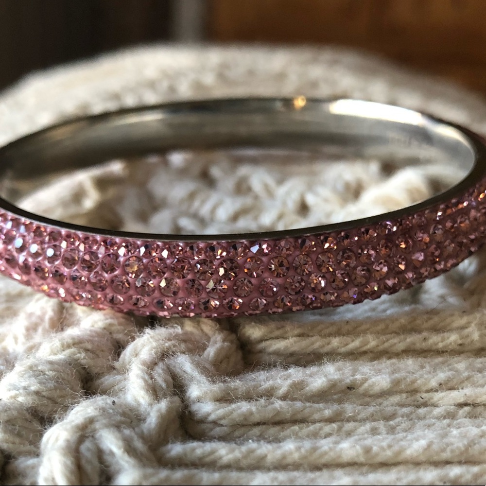 Bracelet bangle with pink jewels
